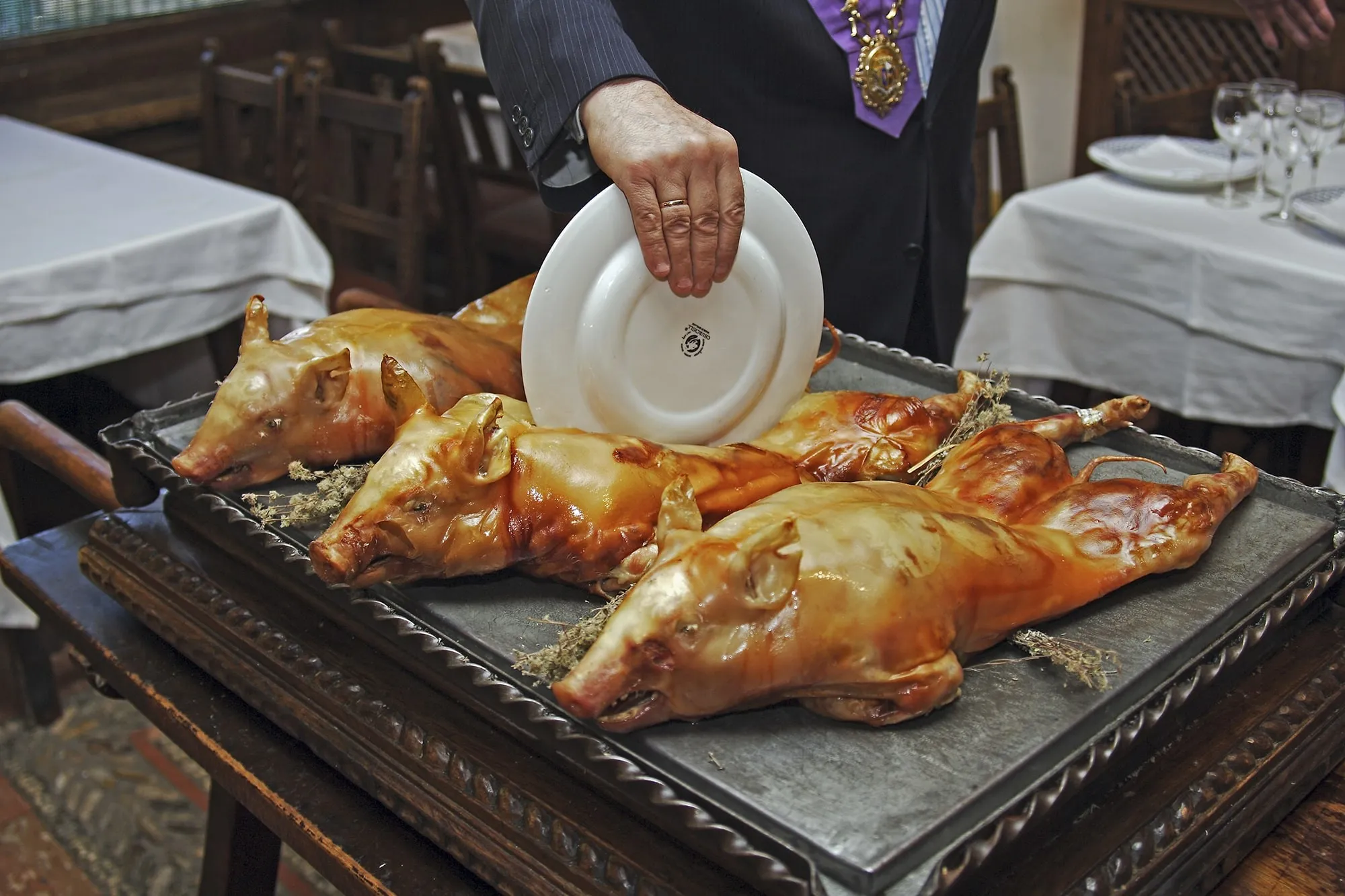 Cochinillo Asado: Tradición Española en Casa - Vista 1